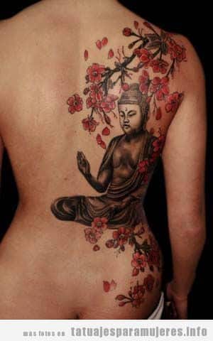 Tatuajes en color de Buda para mujer en la espalda