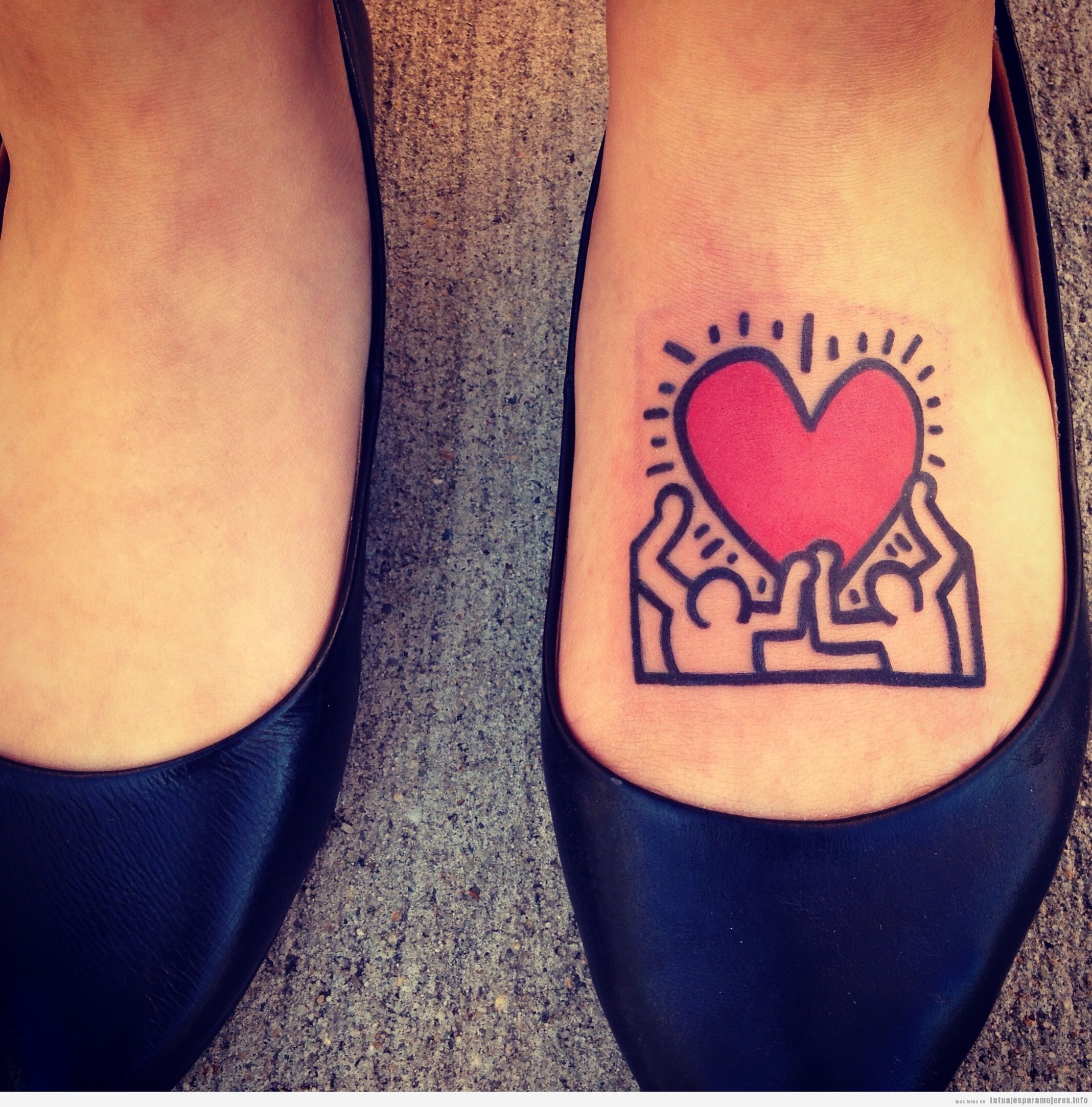 Tatuaje de Keith Haring en el empeine