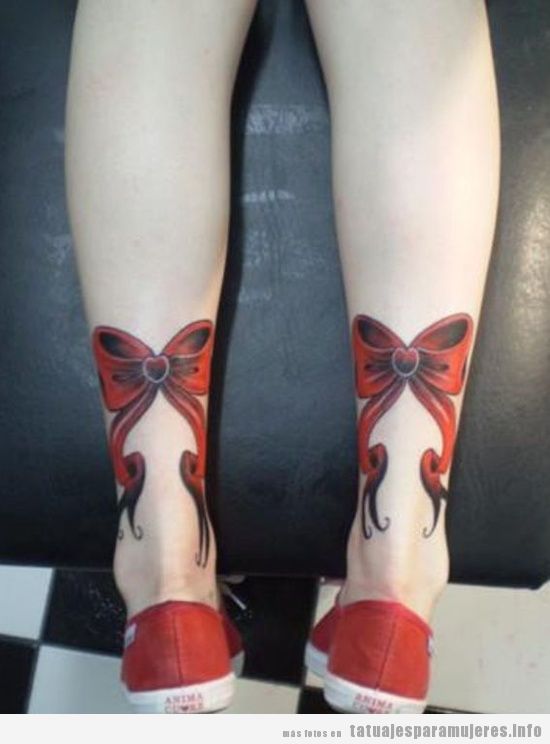 Tatuajes para mujer, dos lazos en las piernas