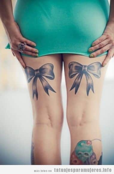 Tatuajes para mujer, dos lazos en las piernas 2