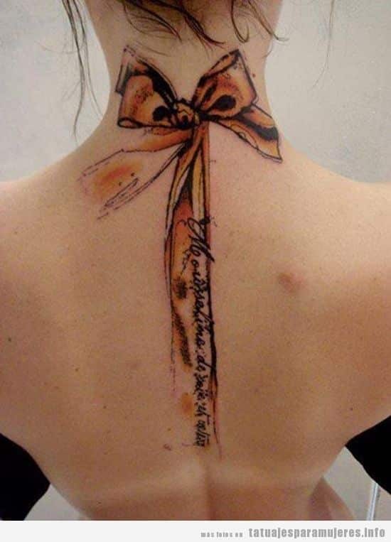 Tatuajes para mujer, lazo puntilla en nuca y espalda
