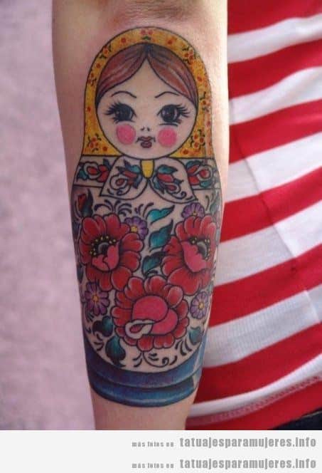 Tatuajes muñeca rusa matrioska para mujer en brazo