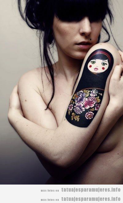 Tatuajes muñeca rusa matrioska para mujer en hombro 3
