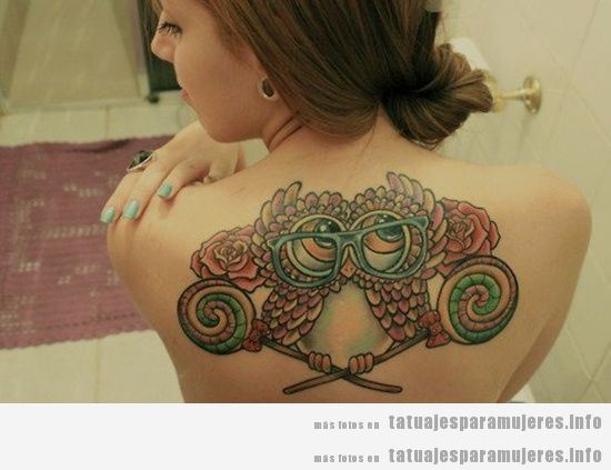 Tatuaje búho para mujer en la espalda 2