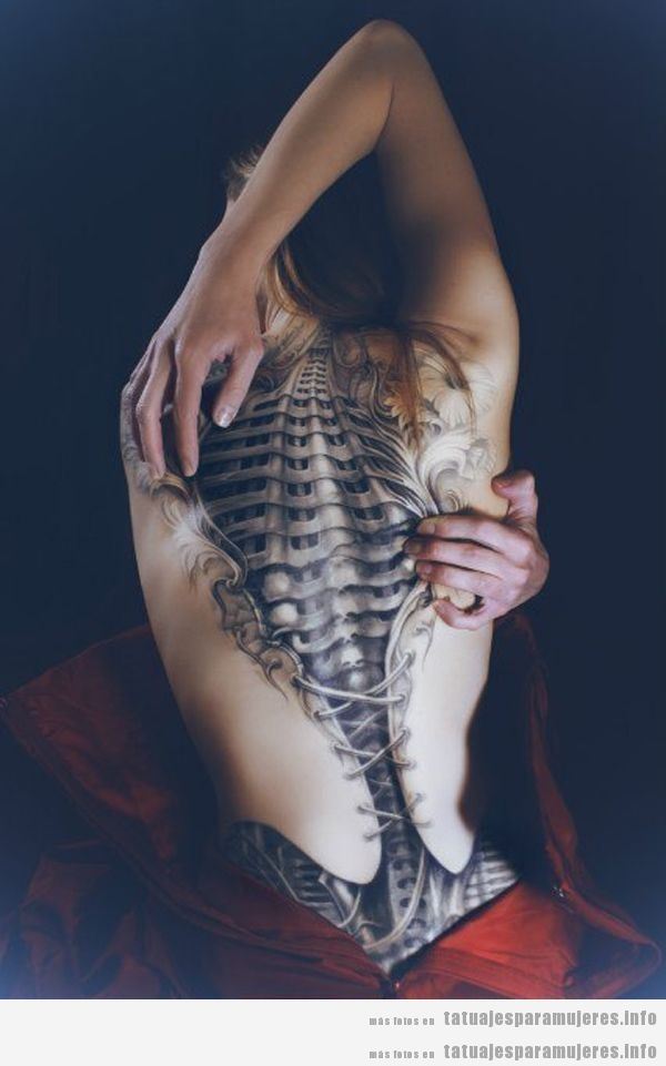 Diseño tatuajes realistas para mujer, efecto piel desgarrada 3