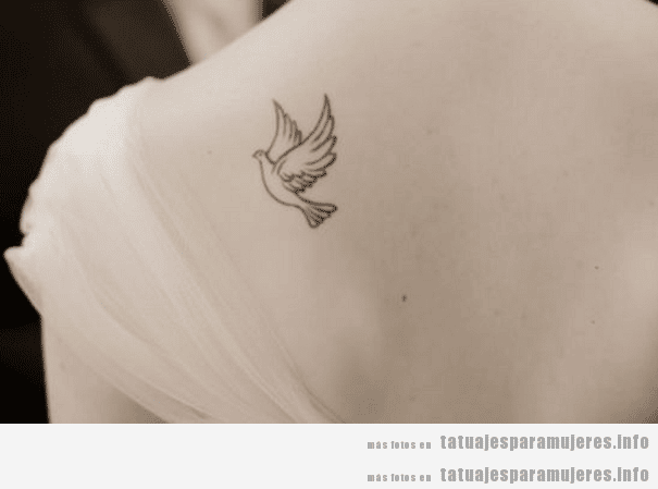 Tatuajes mujer paloma de la paz en la espalda 3