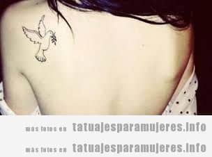 Tatuajes mujer paloma de la paz en la espalda 2