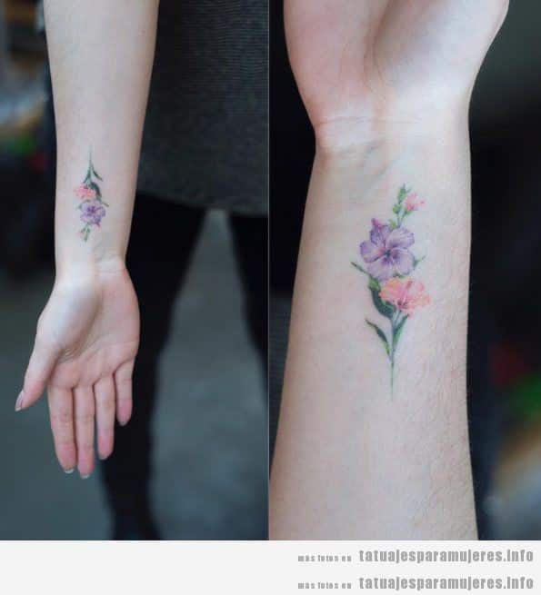 Tatuajes muñeca para mujer con flores
