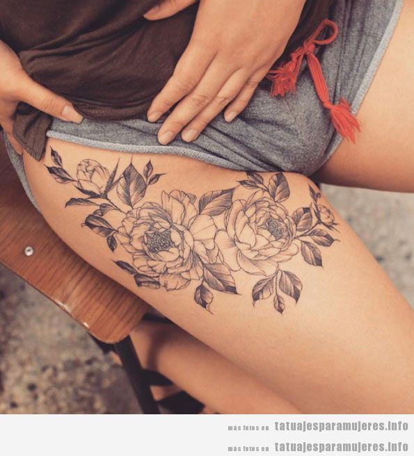 Tatuajes en el muslo con diseño de flores 2