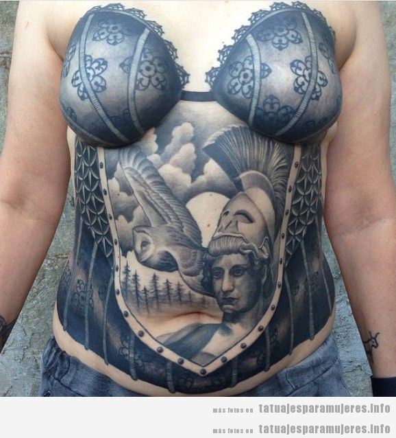 Tatuajes pecho después de mastectomía, diseño de corsé