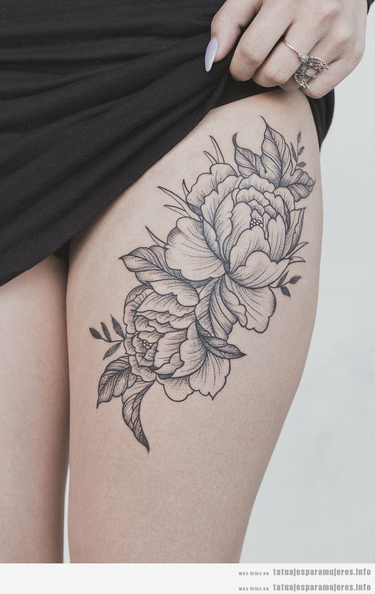 Tatuajes en el muslo con diseño de flores