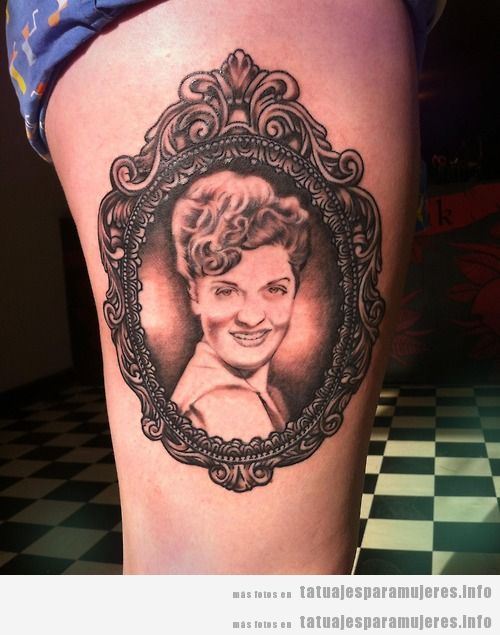 Tatuajes en el muslo con retratos de mujer enmarcado