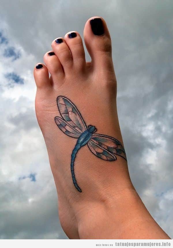 Tatuajes para mujer en el pie, libélula