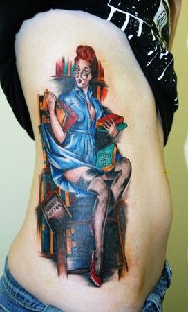 Tatuajes pin-up para mujeres bibliotecaria