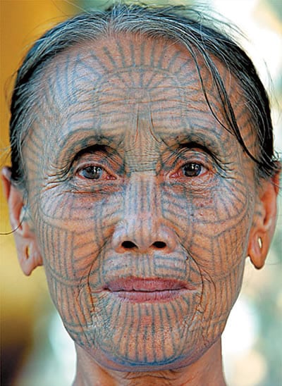 Mujer de Myanmar con tatuajes en la cara