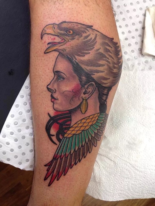 Tatuaje mujer águila cabeza