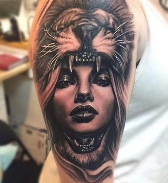 Tatuaje mujer cabeza león 3