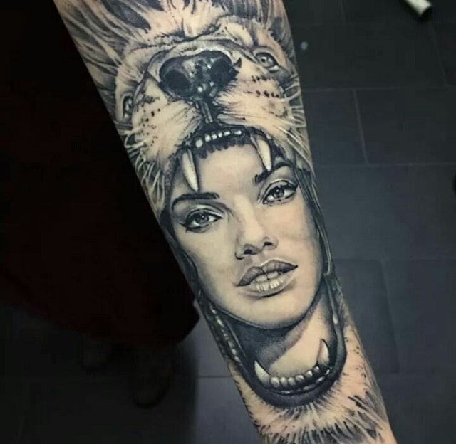 Tatuaje mujer cabeza león