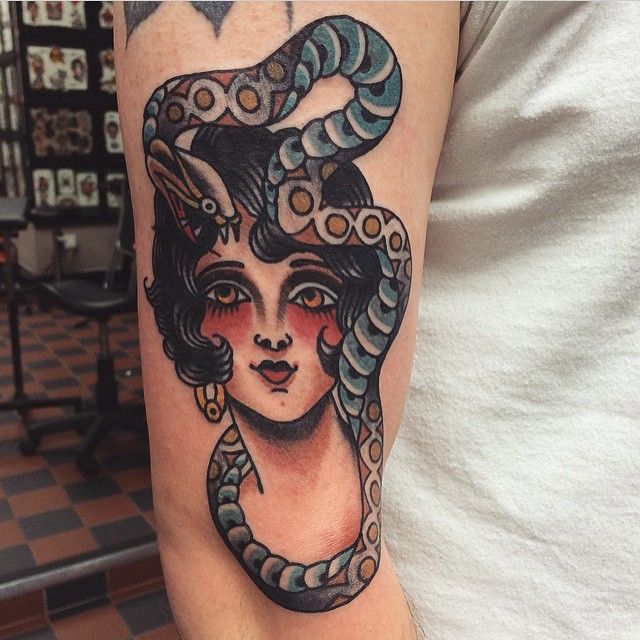 Tatuaje mujer cabeza serpiente 3