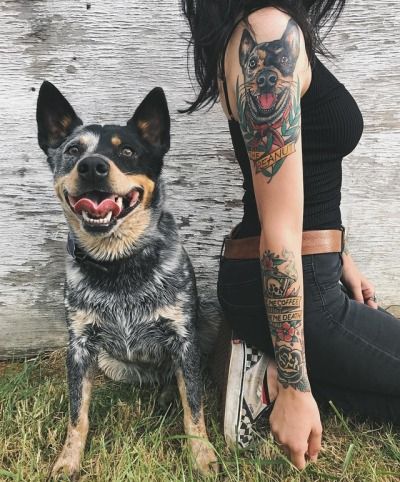 Tatuaje mascot perro en el brazo