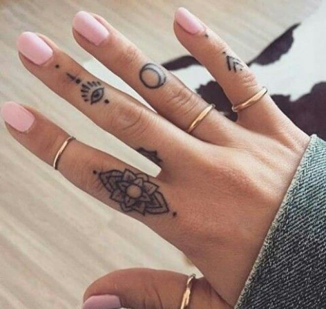 Combinar tatuajes en los dedos con anillos