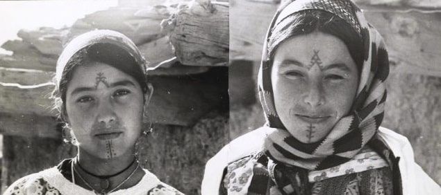 Tatuajes mujeres Amazigh entre las cejas