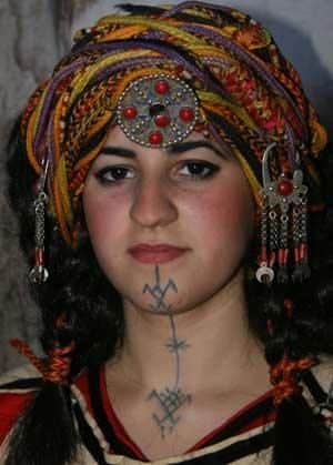 Tatuaje de mujer amazigh en la barbilla y en el cuello 