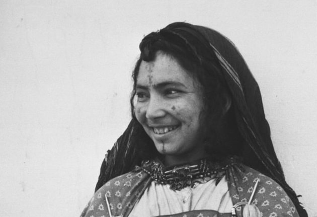 Tatuajes mujer amazigh en la cara
