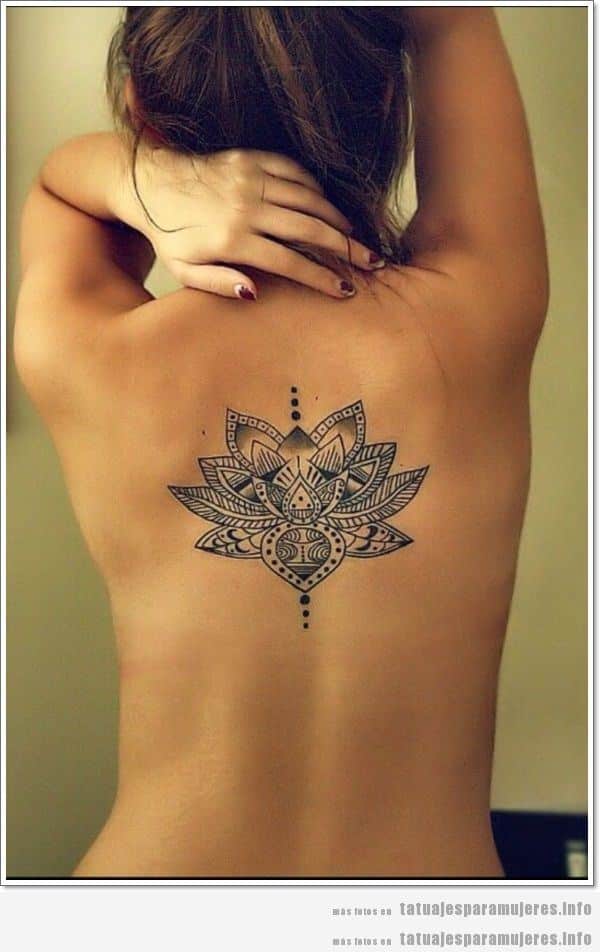 Tatuaje de una flor de loto estilo gemétrico en la espalda