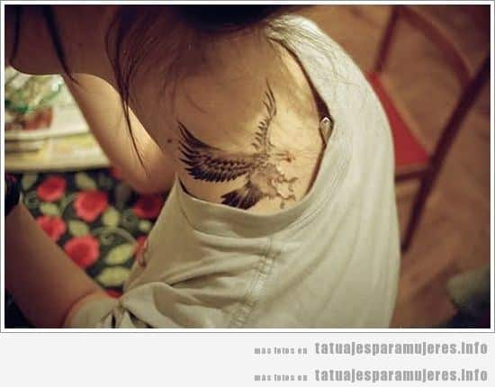 Tatuaje para mujeres, un águila en el cuello