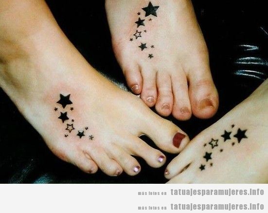 Tatuaje de estrellas en el pie de una mujer