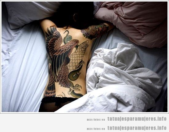Tatuaje grande de águila y serpiente en la espalda de una mujer