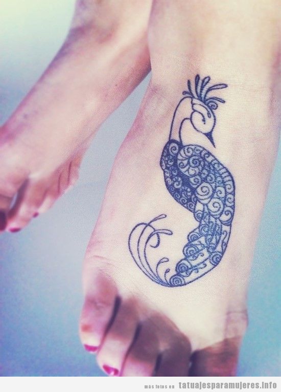 Ideas tatuajes mujeres en el empeine, pavo real