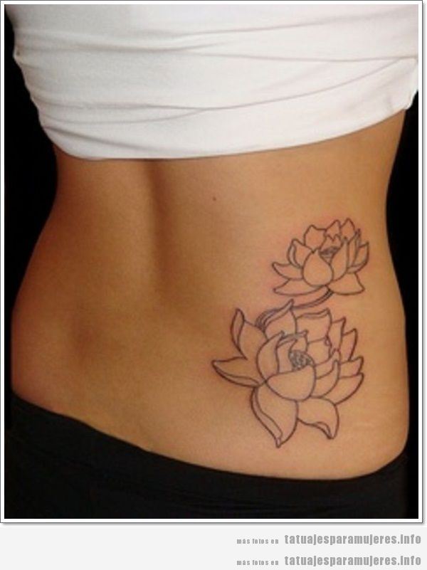 Tatuaje flor de loto en la espalda