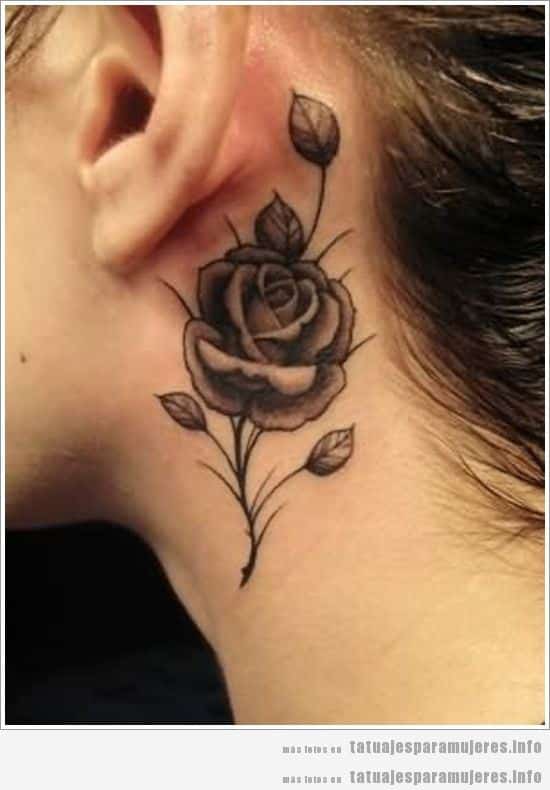 Tatuaje para mujer, rosa detrás de la oreja
