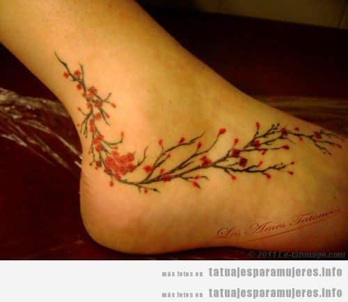 Tatuaje para mujeres, rama de cerezo en el pie