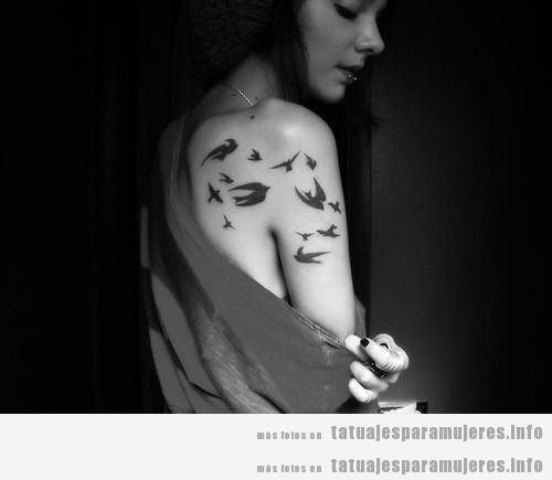 Idea tatuaje para mujer, pájaros en el hombro