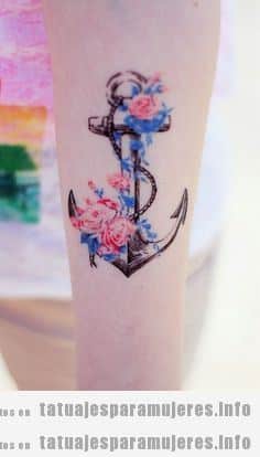 Tatuaje para mujeres, un ancla con flores