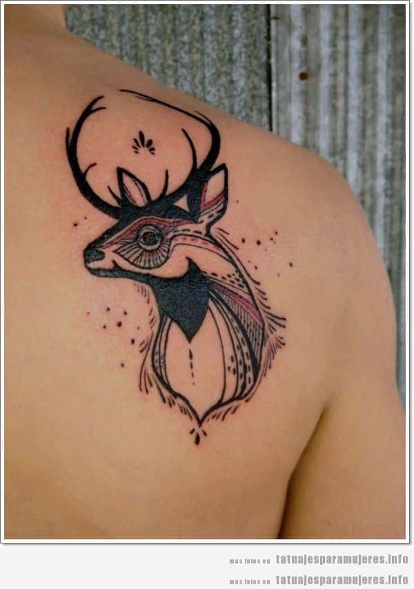 Tatuaje mujer, ciervo en el hombro