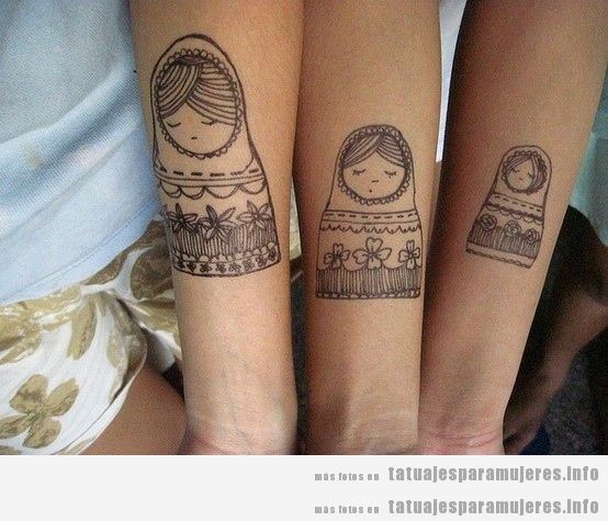 Tatuaje original grupo amigas, matrioska en el brazo