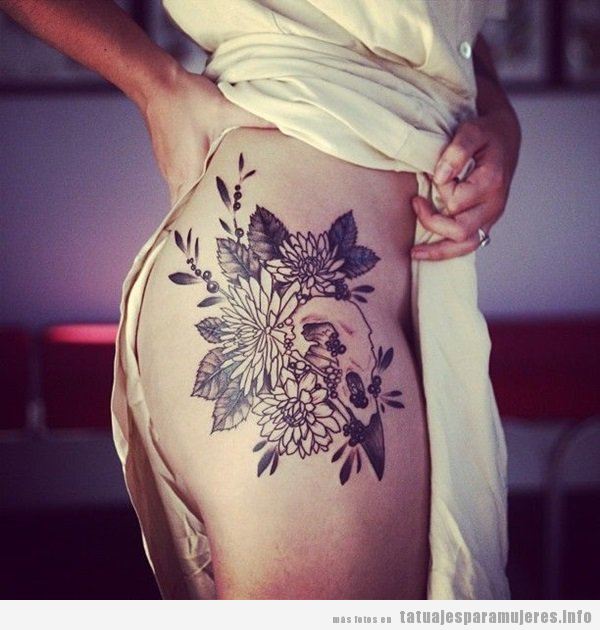 Tatuaje para mujer, distintas flores en la cadera