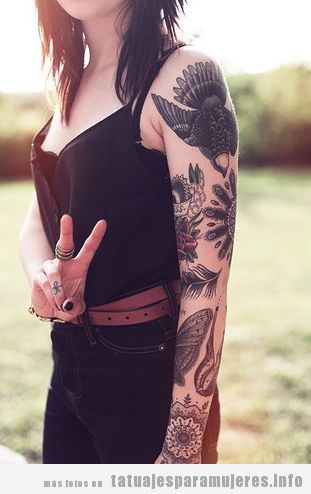 Chica con todo el brazo lleno de tatuajes