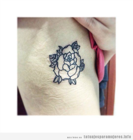 Tatuaje de una rosa en la zona de las costillas