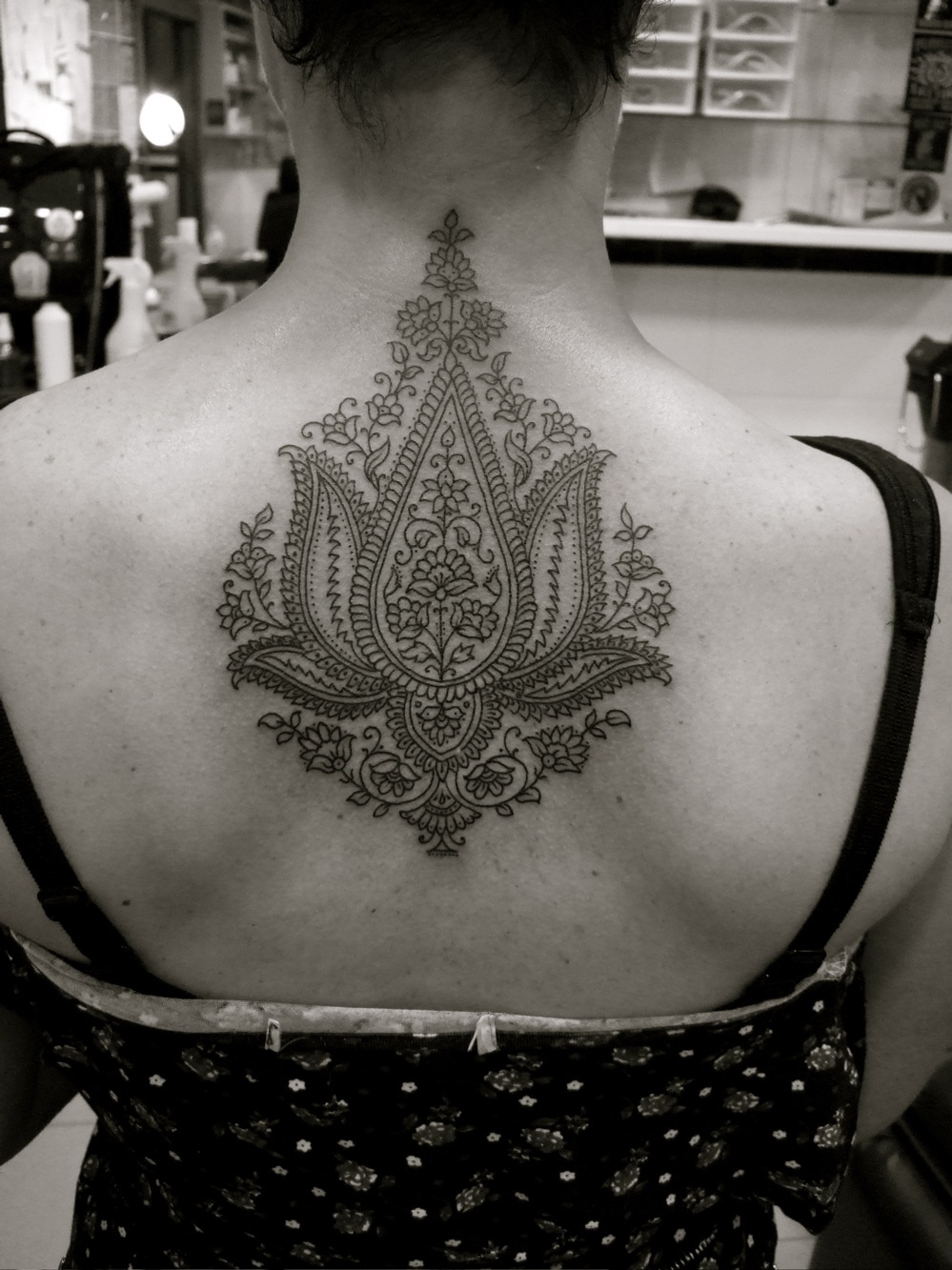 Tatuaje bonito de un mandala en la espalda