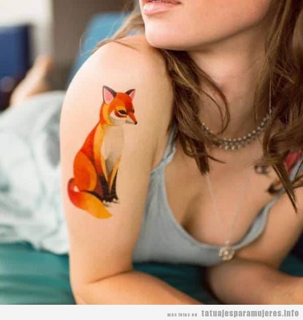 Tatuaje de un bonito zorro en el brazo de una mujer