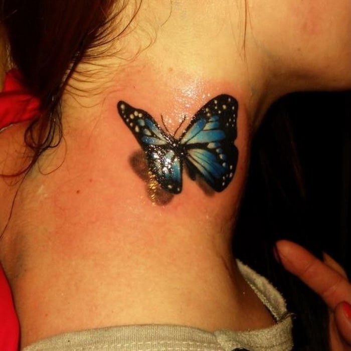 Tatuaje mujer, mariposa cuello efecto 3D