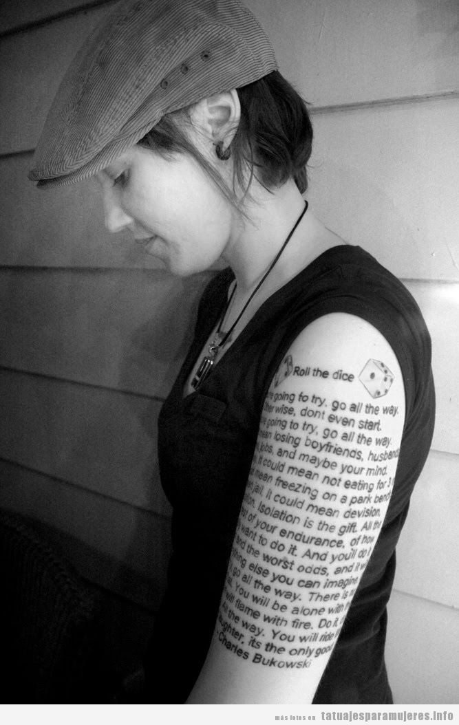 Tatuaje poema Bukowski Roll the dice en el brazo