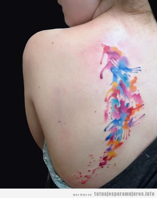 Tatuaje de mujer en la espalda, mancha de acuarela