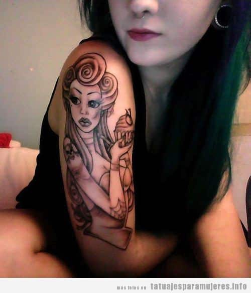 Tatuaje mujer pin-up tétrica en el brazo