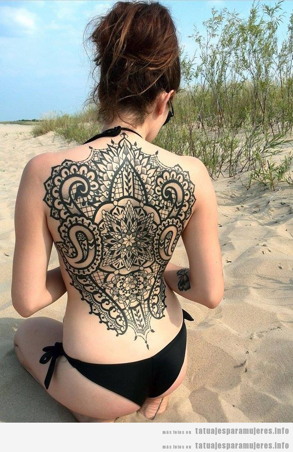 Tatuajes espirituales (Buda, Om y mandalas) en la espalda
